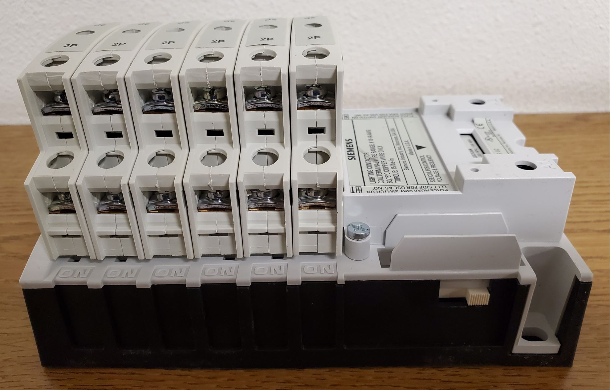 100-K09D400 Miniature Contactor, 9 A, 110V 50Hz/120V 60Hz Sealed in Box
