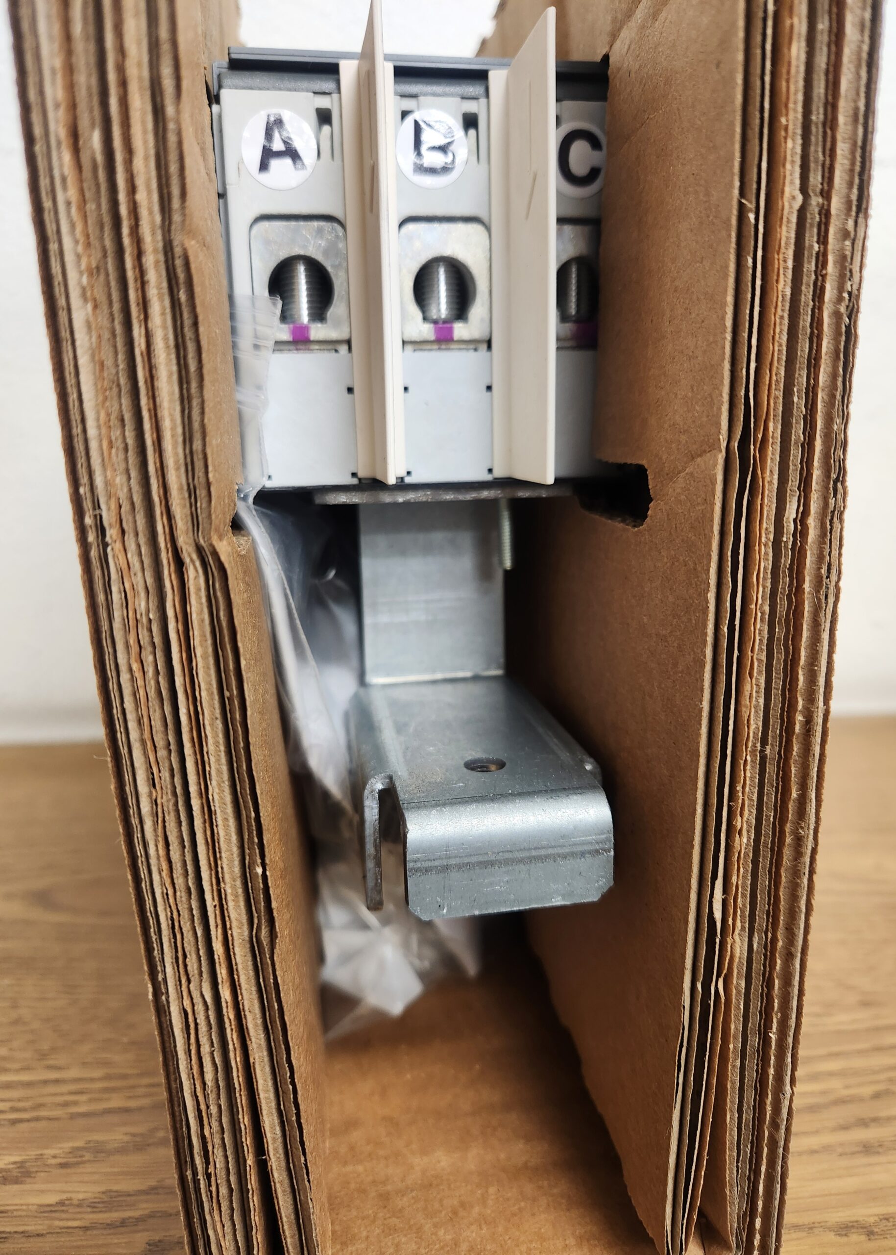 Tripper Plugged XT1HU3015AYD000XXX – ABB NEXT PLUG IN MOLDED CASE CIRCUIT BREAKER 3POLE ...